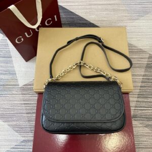 Gucci 848882