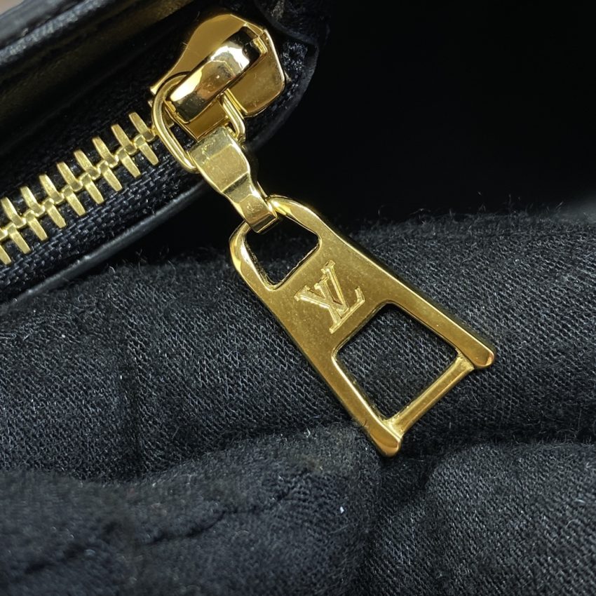 Top Quality LV Twist West Pochette Black - View 4