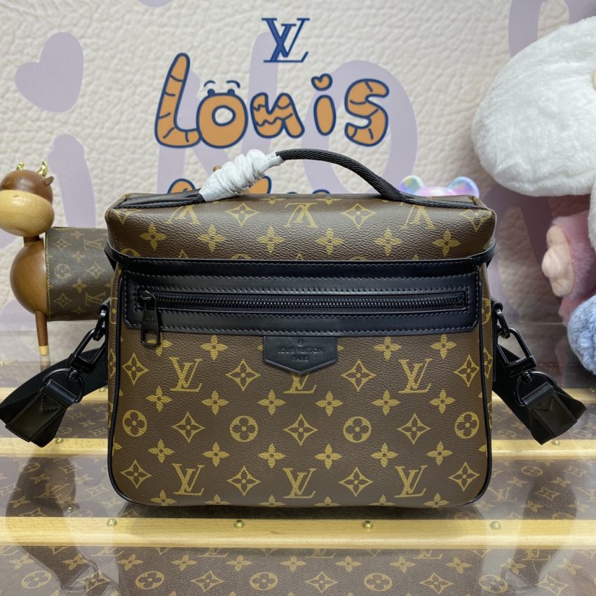 Top Quality LV Trail Messenger Bag - View 2