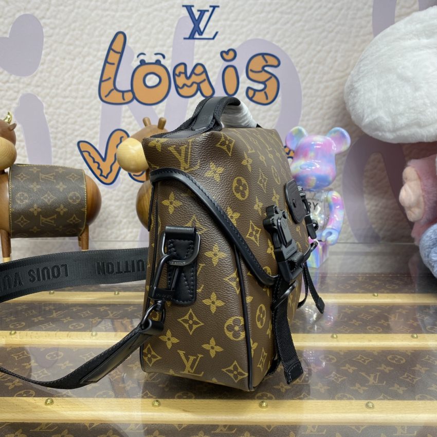 Top Quality LV Trail Messenger Bag - View 4