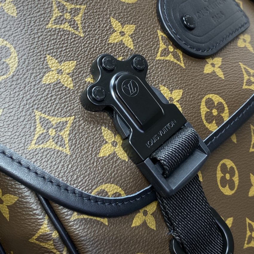 Top Quality LV Trail Messenger Bag - View 6