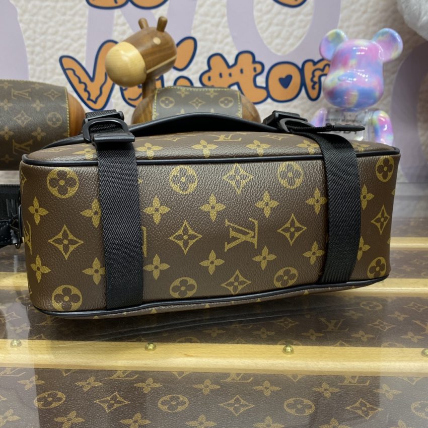 Top Quality LV Trail Messenger Bag - View 7