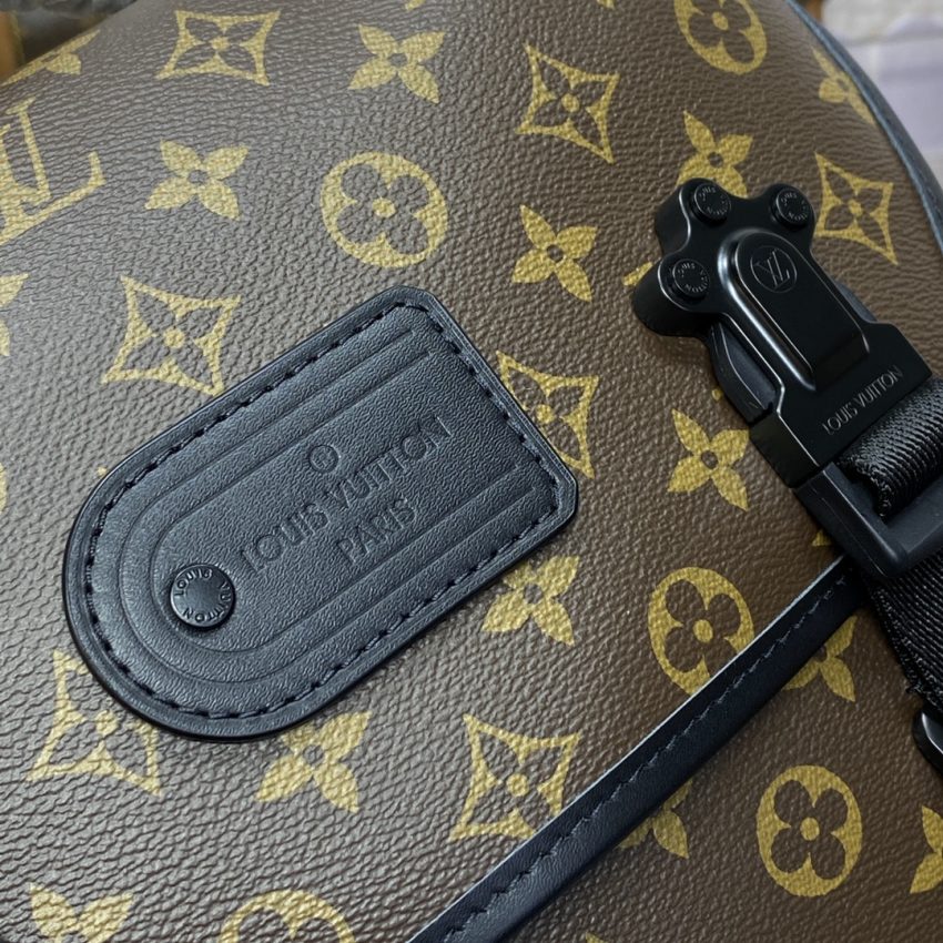 Top Quality LV Trail Messenger Bag - View 9